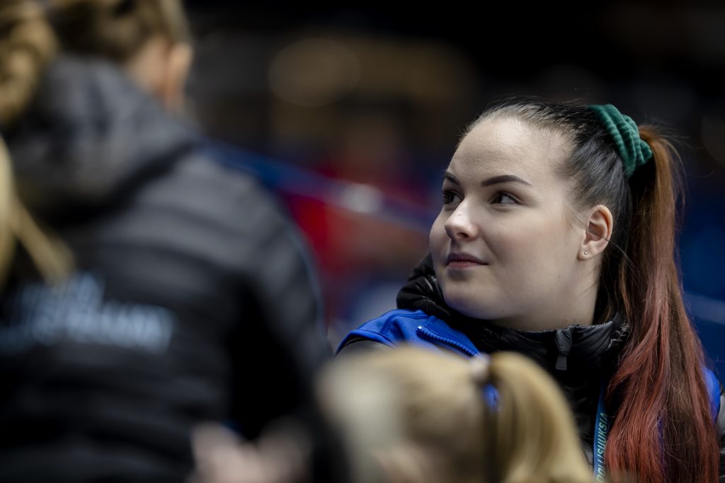 Vapaaehtoinen Elli Ruusu. Finlandia Trophy 2018. Espoo, Suomi.