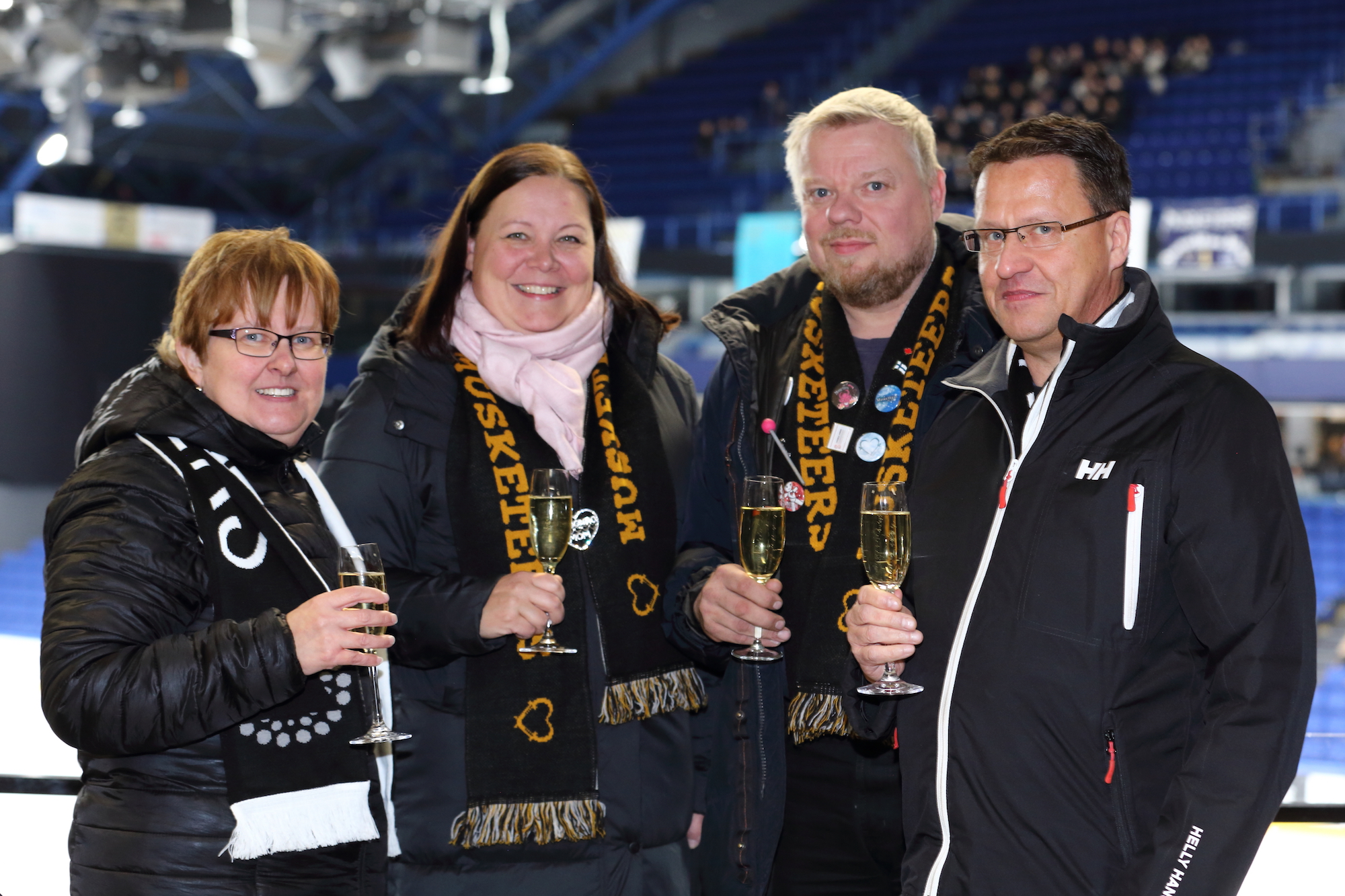 Marjut Mettänen (oik.), Anne Häyrinen, Jukka Häyrinen ja Timo Hintikka nostivat maljat muodostelmakauden avauksen kunniaksi SM-sarjojen 1. valintakilpailussa Metro Areenalla.