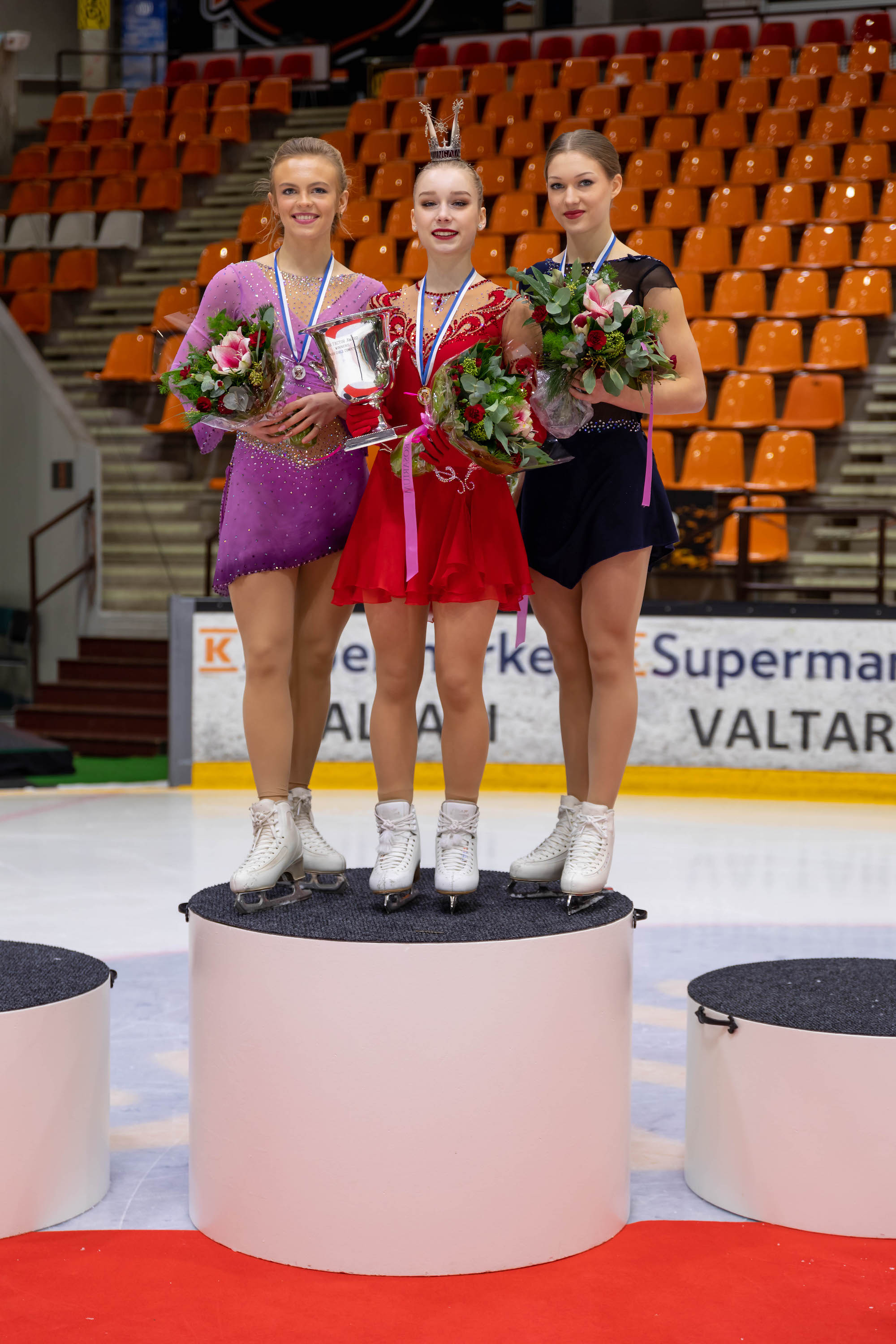 Naisten mitalikolmikko Emmi Peltonen (vas.), Viveca Lindfors ja Jenni Saarinen. Suomen mestaruus oli Lindforsin ensimmäinen.