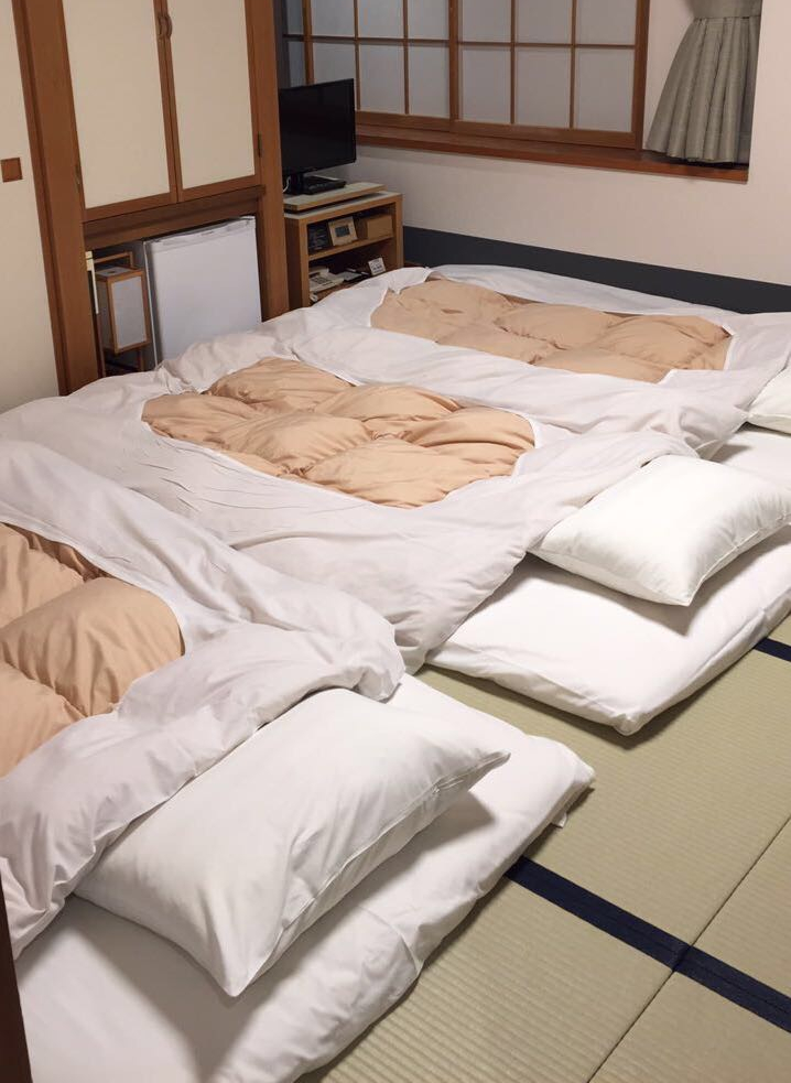 Nukuimme Naganossa perinteisessa japanilaisessa hotellissa, joiden huoneissa oli pitkä rivi futoneita vierekkäin.