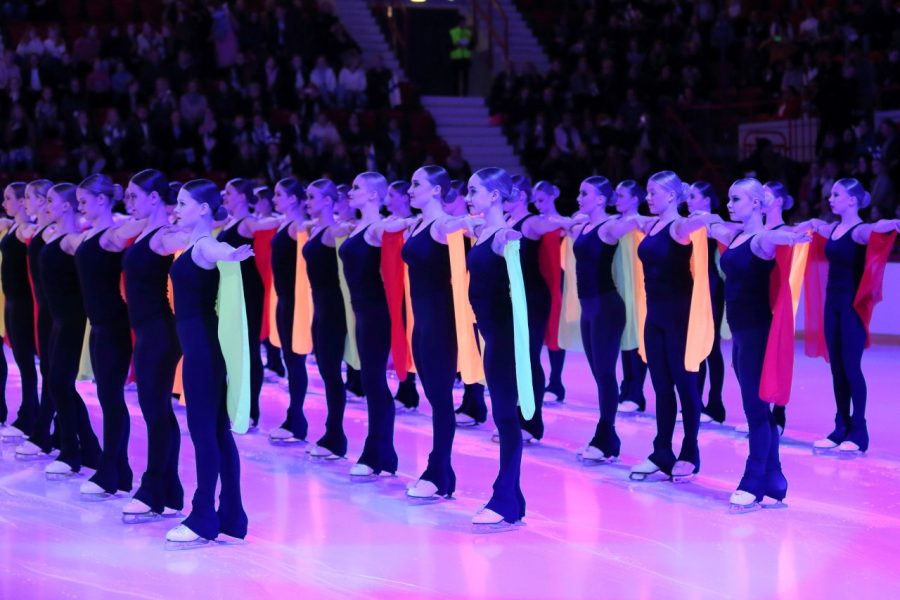 Avajaiset alkoivat näyttävästi, kun jäälle liukuivat Team Fintasticin, Musketeersin ja Valley Bay Synchron SM-junioriluistelijat.