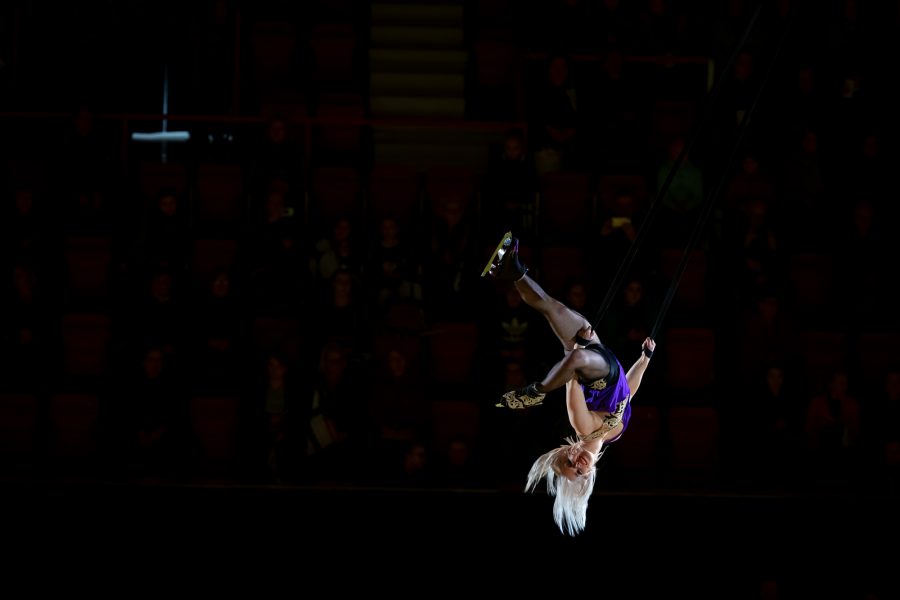 Sirkustaiteilija Heidi Latva esiintyi sekä jäällä että ilmassa. 