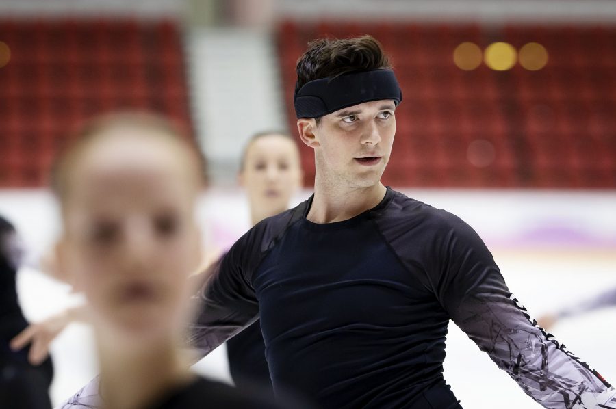 Olikohan muodostelma liian rajua Simon Proulx-Senecalille? Mies joutui luistelemaan MM-kisat turvapanta päässään loukkaannuttuaan kauden harjoituksissa.