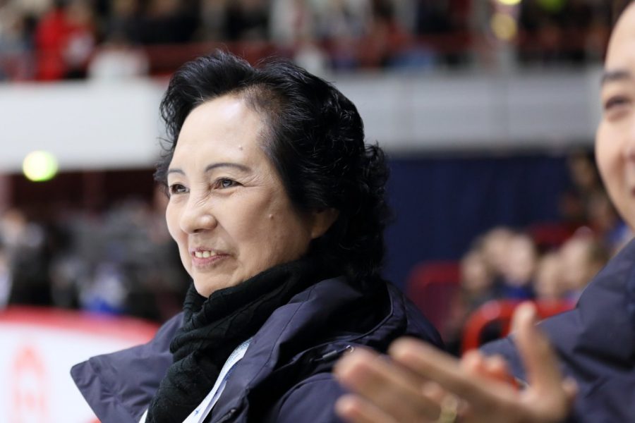 Ice Pearlin valmentaja Xi Hongyan seurasi joukkueensa suoritusta ylpeänä.
