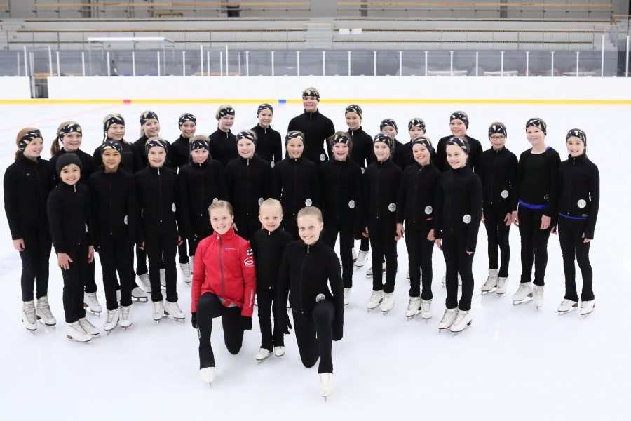 Olivia, Aurora ja Iiris Lisko sekä Tapparan Starblades-minorijoukkue Kuva Sari Niskanen