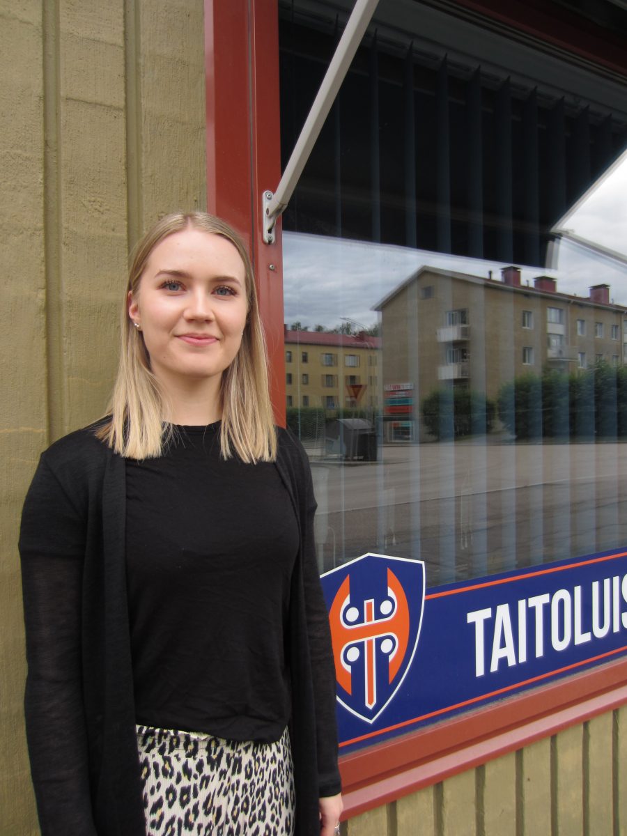 Sanni Kuusela opiskelee oppisopimuksella liikuntaneuvojaksi ja Tapparan Taitoluistelijoiden valmentajaksi.