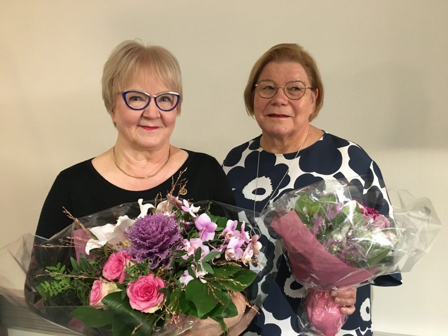 Pitkään Suomen Taitoluisteluliiton liittohallituksessa vaikuttaneet Irja Simola ja Kirsi Greis kukitettiin syysliittokokouksessa.