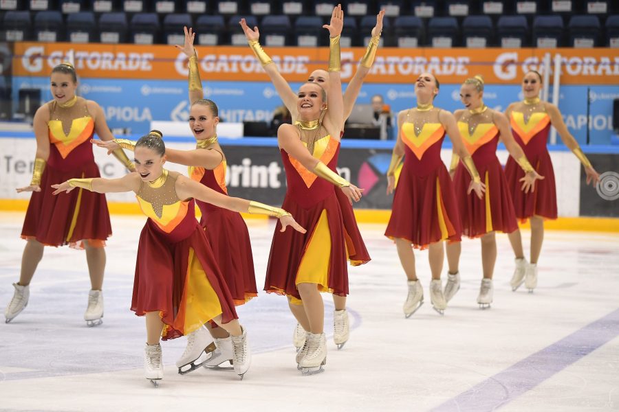 Team Mystique johtaa SM-junioreiden kilpailua lyhytohjelman jälkeen. Joukkue luisteli puhtaasti African Sun -ohjelmansa napatensa kauden parhaat lyhytohjelmapisteensä.