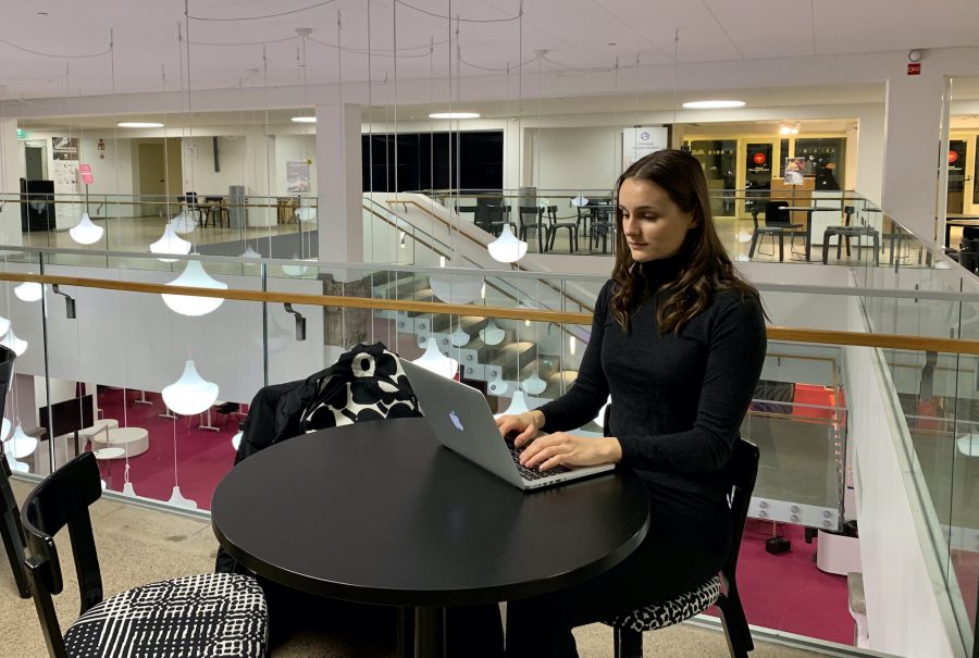 Eira Hiltunen Aalto-yliopiston kirjastossa.