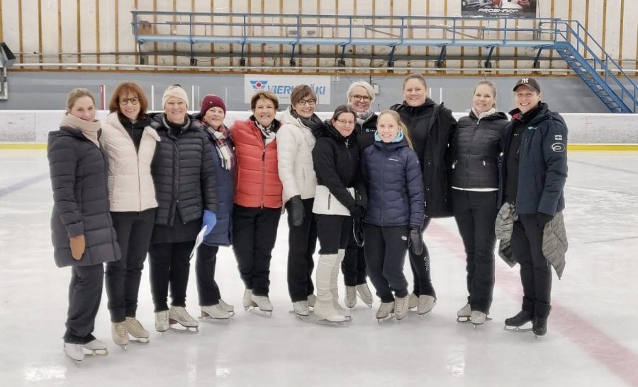 Kouluttajien kehittämispäivässä suunniteltiin 1 tason koulutuksen uudistuvaa sisältöä. Henna Lindholm (vas.), Susanna Malinen, Mankka Valajärvi, Olga Baranova, Nuriya Pirogova, Seija-Maria Lehtonen, Kaisa Arrateig, Essi Kivistö, Sanna Vuorinen ja Ossi Kanervo sekä edessä Merja Huttunen ja Laura Spiridovitsh.