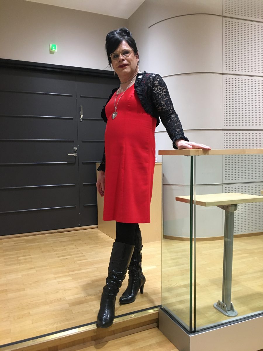 Minna-Maaria Antikainen kuvaa itseään miesnaiseksi. Termin lanseerasi 5-vuotias luistelukaveri, joka ensitapaamisen yhteydessä ihmetteli hetken Antikaisen valkoisia luistimia, luistelumekkoa ja korvakoruja ja jatkoi sitten omia touhujaan. Tuon keskustelun jälkeen asiaan ei tarvinnut enää palata.
