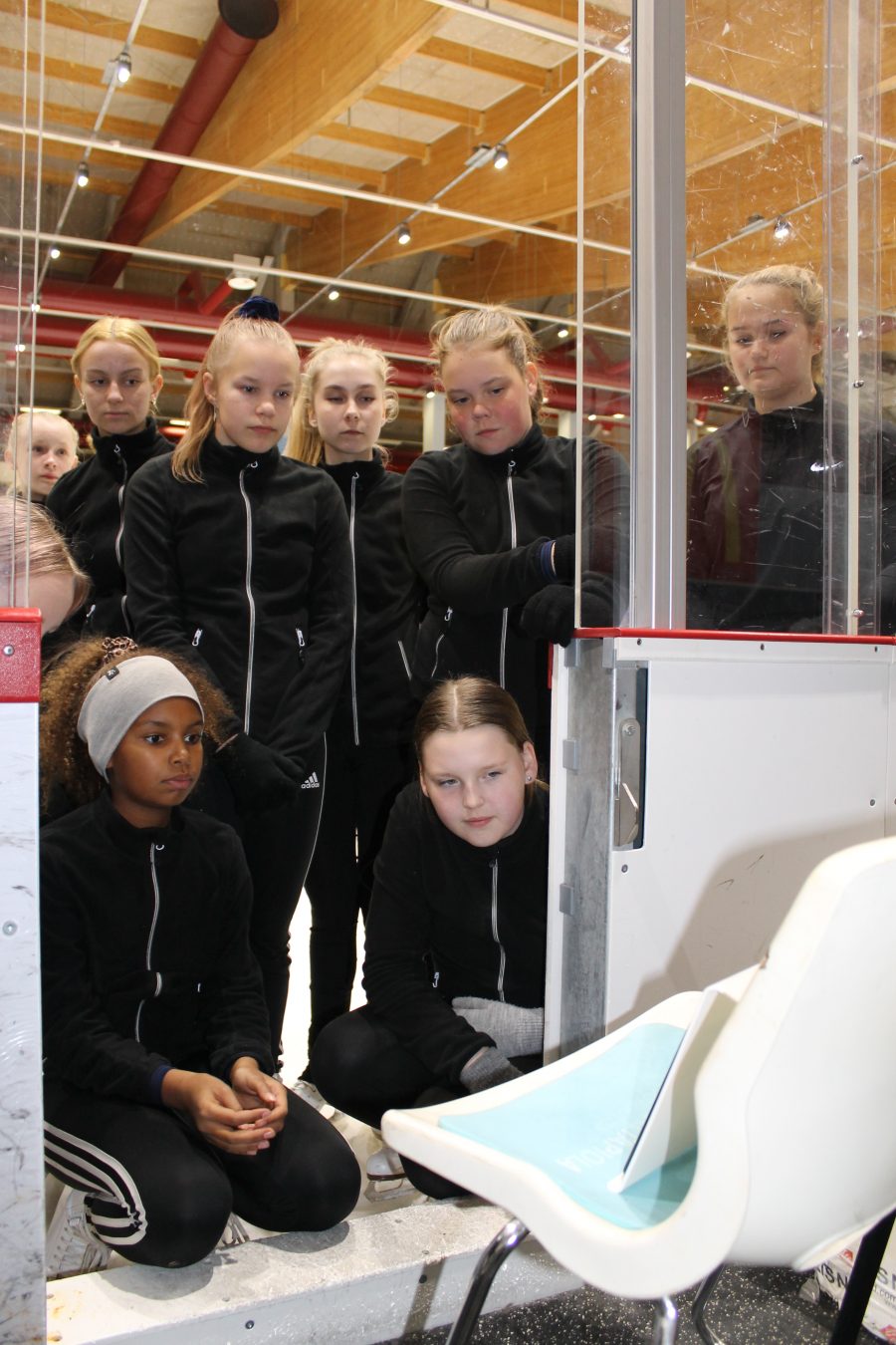 Valmentaja Riina Muotka ja kokkolalainen noviisijoukkue Ice Sparkles avaavat uraa etävalmennukselle. Riina valmentaa joukkueen ohjelmaharjoituksia uudelta kotipaikkakunnaltaan Kouvolasta. Valmentajana jäällä luistelee etätuntien aikana Sini Virtanen.