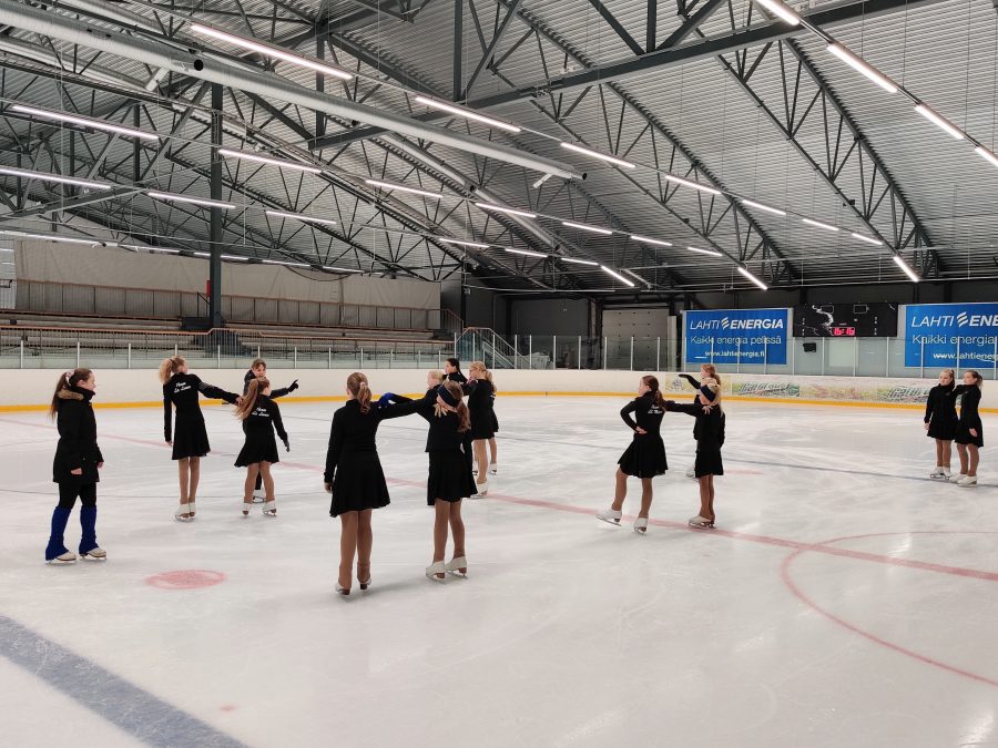 Lahden Taitoluistelijoiden uusi kansallinen noviisijoukkue, Team La Luna, aloitti harjoittelun kevään poikkeusoloissa.