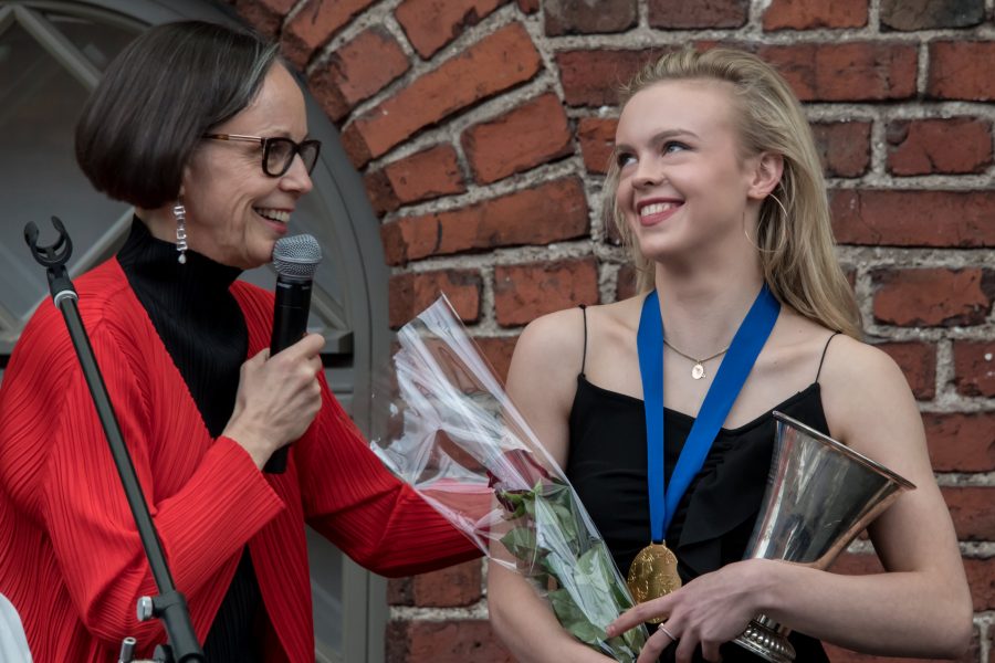Laura Ratio palkitsi Emmi Peltosen kauden 2016–2017 palkintojenjakotilaisuudessa, joka järjestettiin taitoluistelun MM-kilpailujen karonkan yhteydessä.