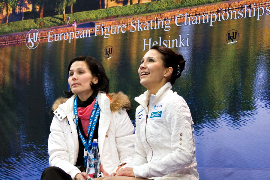 Susanna Pöykiö ja hänen valmentajasisar Heidi Valkama odottavat lyhytohjelman pisteitä Helsingin EM-kilpailuissa. Kuva Sari Niskanen