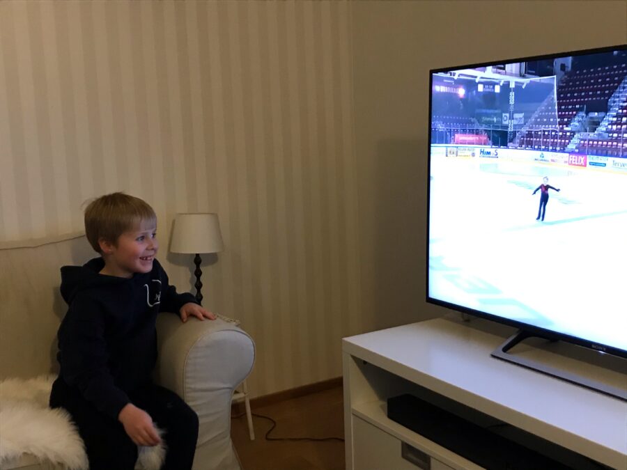 Lenni Lindqvist katselee sunnuntaina kotonaan omaa kisasuoritustaan. 
