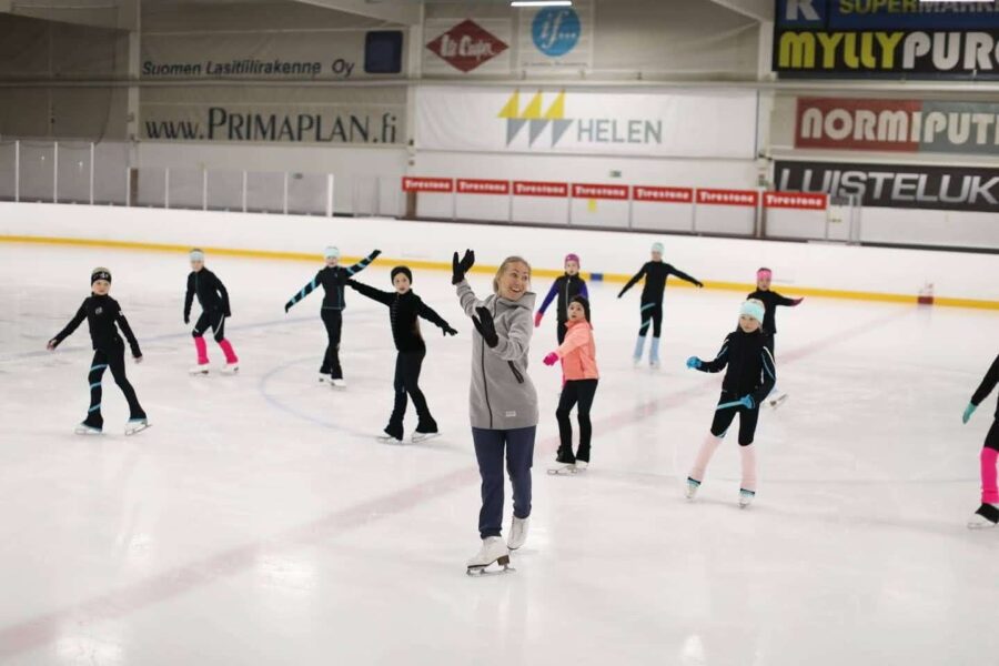 Koreografin työnsä lisäksi Evelina Lorek pitää ilmaisutaidon kursseja ja leirejä taitoluistelijoille.