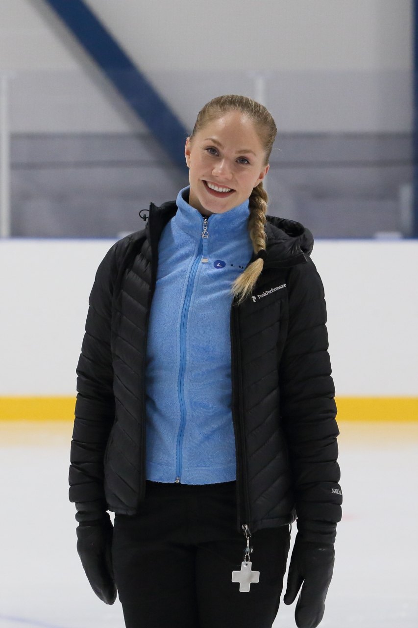 Finettes- ja MiniMints -joukkueiden valmentaja Laura Spiridovitsh rohkaisee luistelijoita pohtimaan, millaisessa  joukkueessa haluaa luistella.