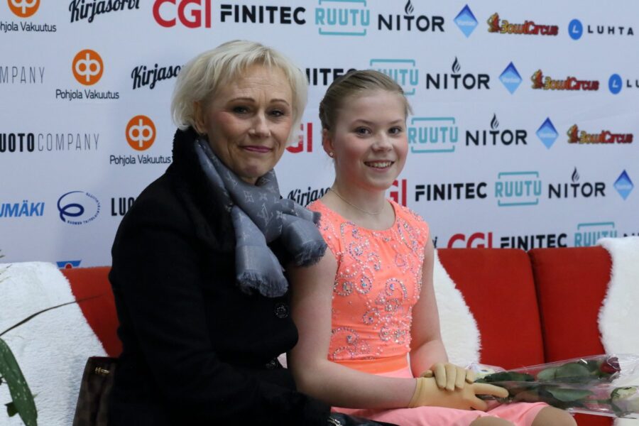 Virpi Horttana valmennettavansa Olivia Liskon kanssa vuoden 2020 taitoluistelun SM-kilpailuissa. 