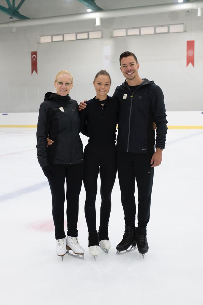 Loena Hendrickx valmentajiensa Carine Herrygersin ja Jorik Hendrickxin kanssa.