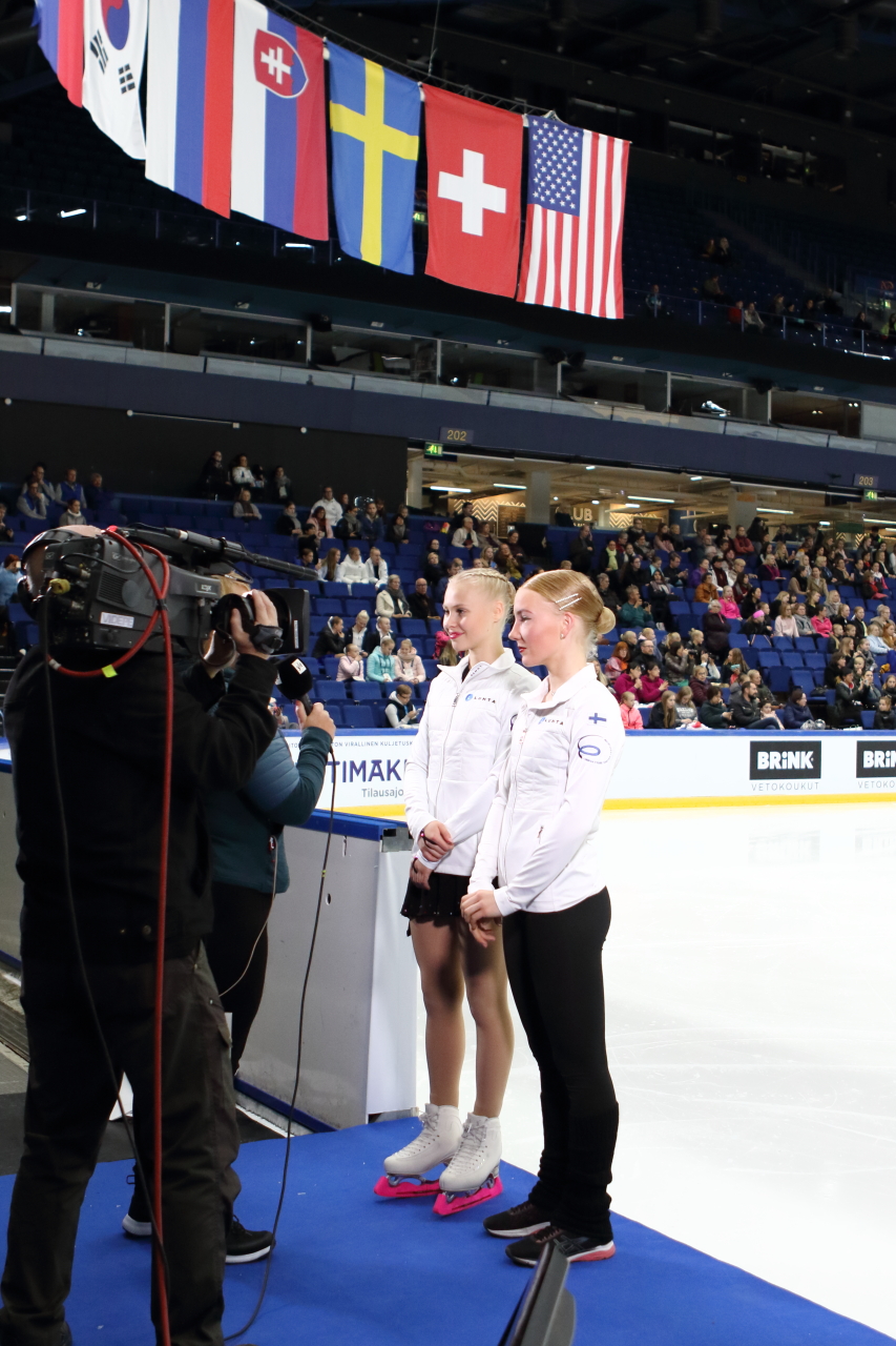 Linnea Ceder (vas.) ja Vera Stolt Ylen haastattelussa Finlandia Trophy Espoo -kilpailussa syksyllä 2019.