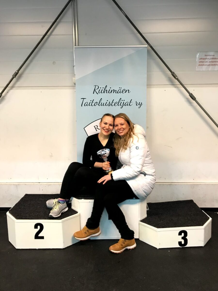 Miia Hyttinen ja senioreiden loppukilpailun 2019 voittaja Saara Järvinen. Nykyisin kaksikko toimii valmennuksen työparina.