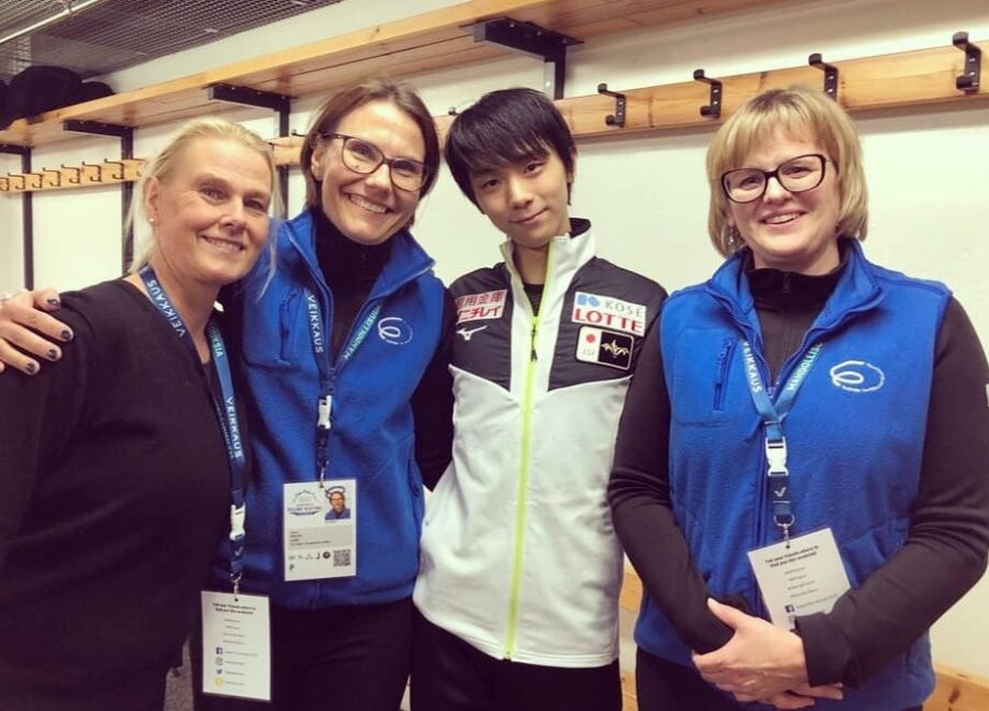 Hanni oli vapaaehtoisena Taitoluistelun MM-kilpailuissa Helsingissä vuonna 2017. ”Once in a lifetime” kuvassa Yuzuru Hanui, Sanna Eklund ja Suvi Oikarinen. 