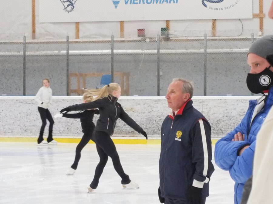 Valmentaja Alexander Vedenin seuraa tarkasti, miten oppi menee perille Olympic Development Project -leirillä Vierumäellä.