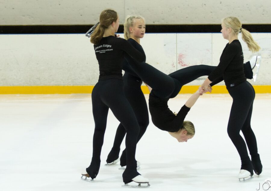 Dream Edges -seniorijoukkeessa luistelee 12 Kaarinan Taitoluistelijoiden kasvattia. 