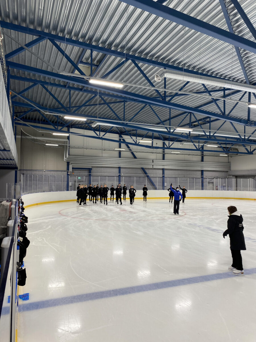 Marigold IceUnity harjoittelemassa Kaarelan jäähallissa Helsingissä valmentajansa Anu Oksasen johdolla. 