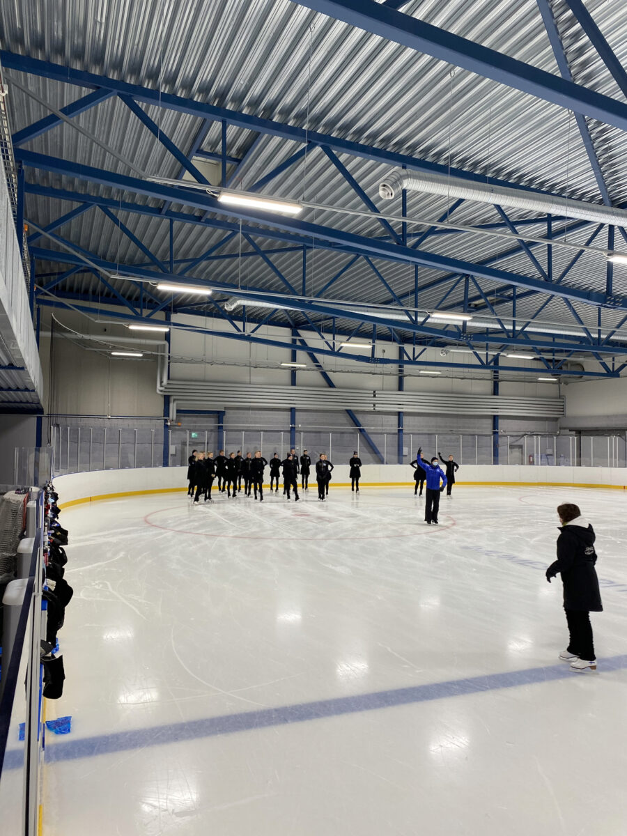 Marigold IceUnity harjoittelemassa Kaarelan jäähallissa Helsingissä valmentajansa Anu Oksasen johdolla.