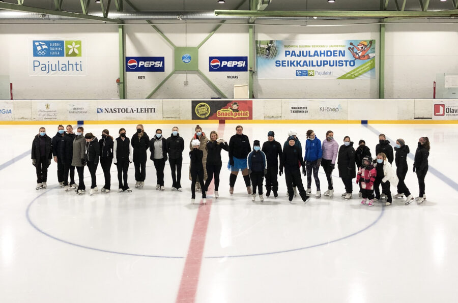 Soveltavan luistelun valmentajakoulutus Special Olympics -taitoluisteluleirin yhteydessä. Mukana oli kymmenen luistelijaa ja 16 valmentajakoulutettavaa.