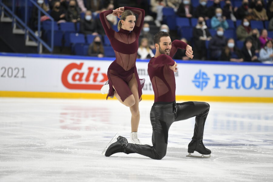 Ranskalaiset Gabriella Papadakis ja Guillaume Cizeron johtavan Finlandia Trophy Espoon jäätanssikilpailu rytmitanssin jälkeen pistein 85,58.