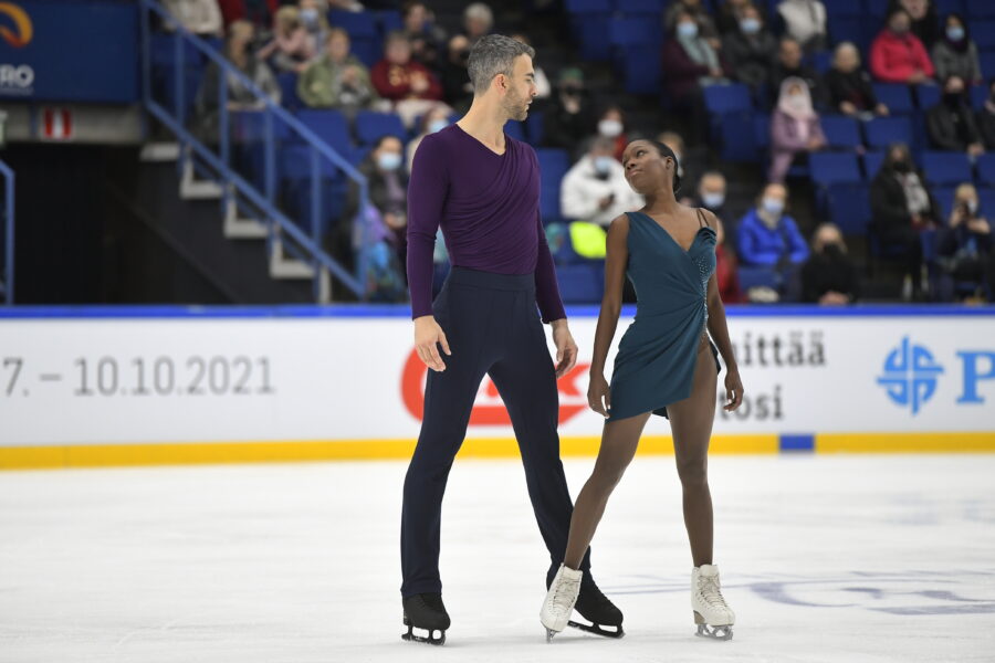 Vanessa James ja Eric Radford sijoittuivat neljänsiksi parien kilpailussa Finlandia Trophy Espoossa 2021.