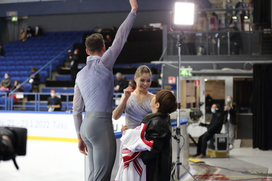 Venäläiset Anastasia Mishina ja Aleksandr Galliamov voittivat pariluistelun kultaa Finlandia Trophy Espoossa. 
