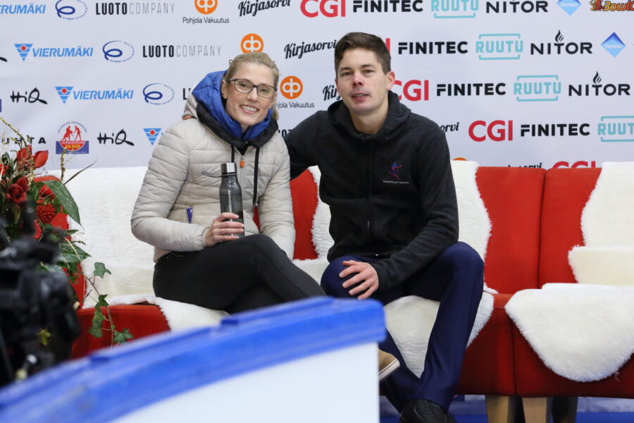Alina Mayer-Virtanen valmentajan roolissa vuoden 2020 taitoluistelun SM-kilpailuissa. Valtter Virtanen hävisi kullan niukasti Roman Galaylle.