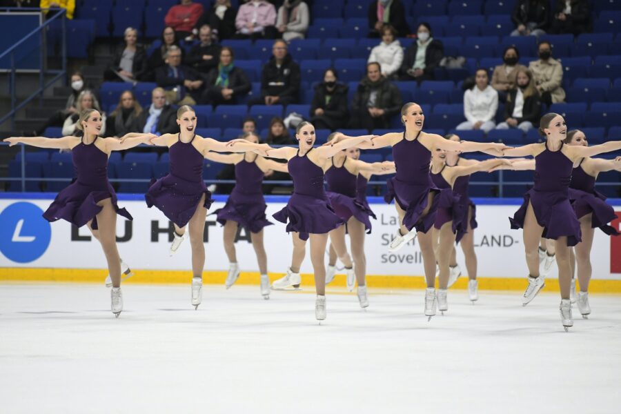 Espoo Synchronized Skatersia edustava Lumineers tulkitsee tällä kaudella lyhytohjelmassaan teemaa Dance Macabre - kuolemantanssi.