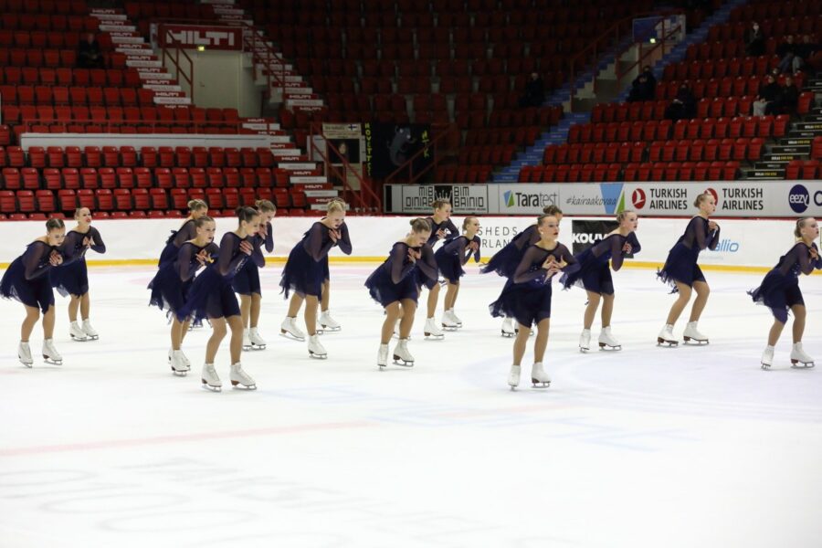 Kaarinan Taitoluistelijoiden Dream Edges Junior on junioreiden ensimmäisessä SM-valintakilpailussa toisena lyhytohjelman jälkeen pistein 62,02.