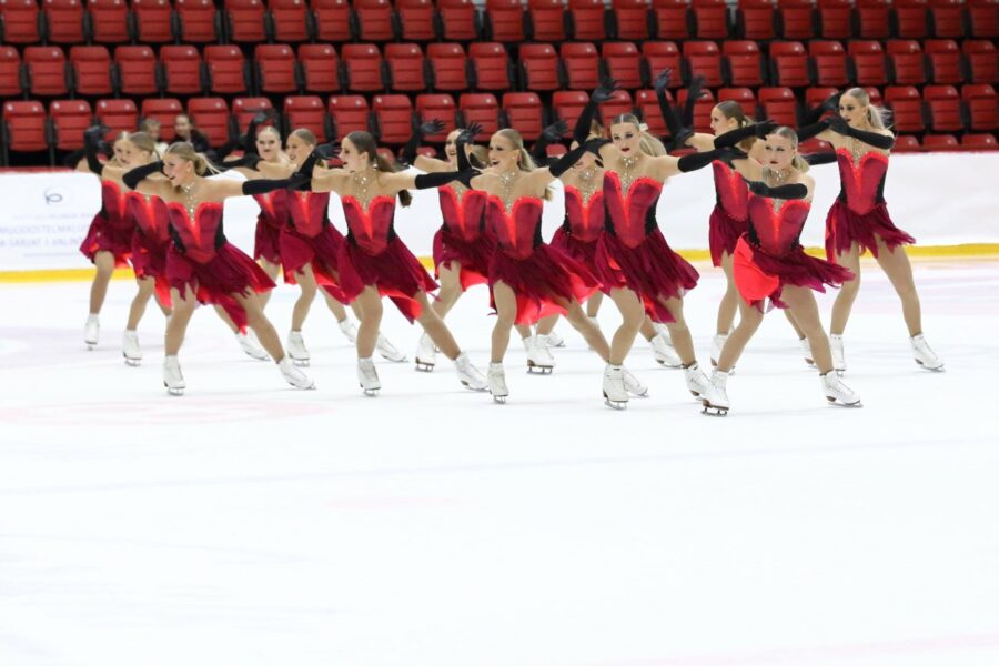 Helsinki Rockettes luisteli vahvasti naisellisen Femme Fatale -ohjelmansa ja on lyhytohjelman jälkeen kolmantena.