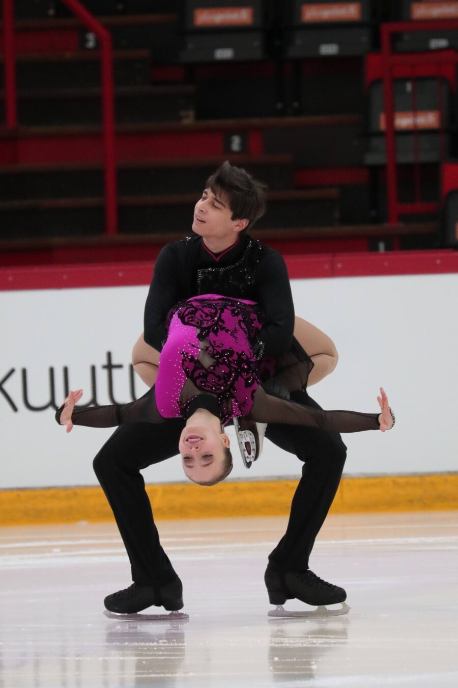 Emma Aalto ja Lucas Tiilikainen luistelivat jäätanssin juniorisarjassa SM-hopeaa pistein 94,47.