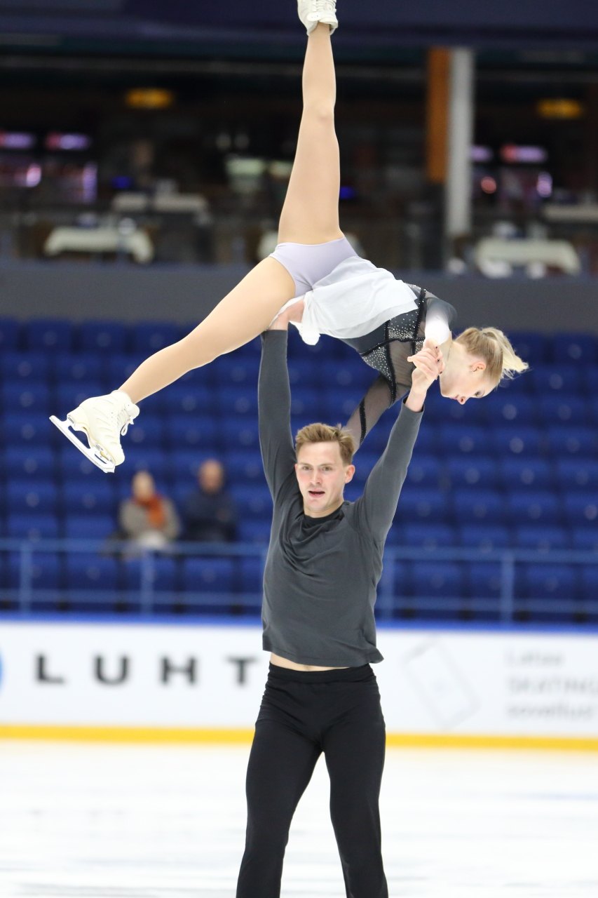 Vasta ensimmäisessä yhteisessä kilpailussaan luistelleet Milania Väänänen ja Mikhail Akulov saavuttivat Finlandia Trophy Espoon vapaaohjelmakilpailussa EM-kilpailuihin vaadittavat teknisten pisteiden rajat. 