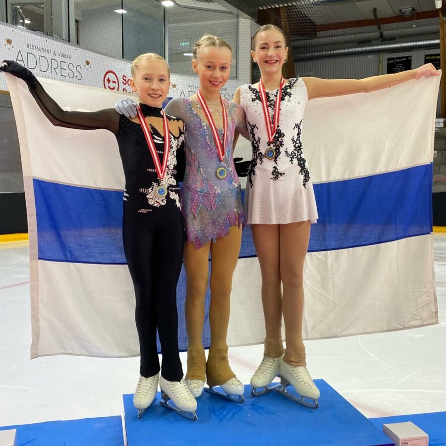 Janna Jyrkinen (kesk.), Iida Karhunen (vas.) ja Petra Lahti iloitsivat mitaleistaan Pohjoismaiden mestaruuskilpailuissa.