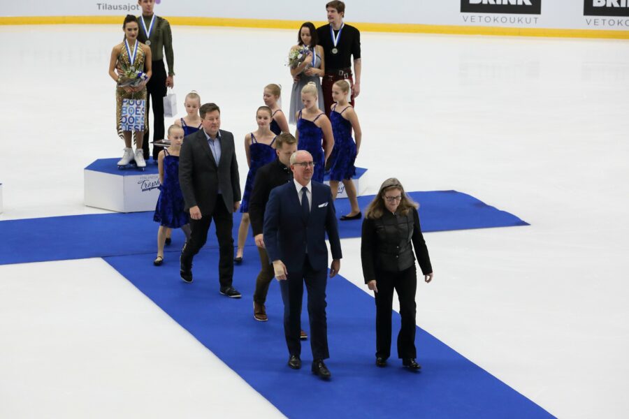 Mika Saarelainen toimii kansainvälisenä taitoluistelutuomarina ja -ylituomarina lajeinaan yksin- ja pariluistelu, jäätanssi ja muodostelmaluistelu. Hän on maailman ainoa kaikkien taitoluistelulajien ylimmän tuomariluokan ylituomari. Nyt hän saa kunnian toimia jäätanssin ylituomarina Pekingissä.