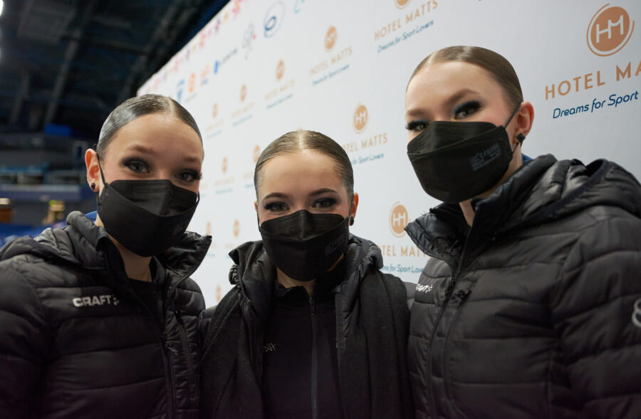 Valley Bay Synchrostorm -joukkueen Frida Lukkari (vas.), kapteeni Emmi Toivonen ja Jenna Valtavaara.
