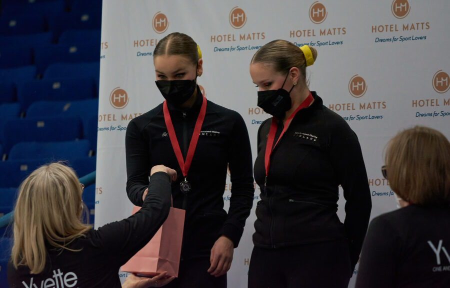 Silja Puhakan (vas.) ja Maija Kurosen joukkue Valley Bay Synchrostyle sijoittui junioreiden toisen lohkon kilpailussa hopealle.