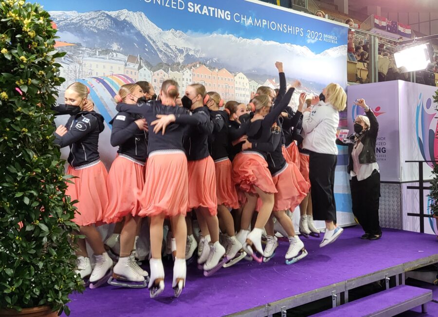 Team Fantastic voitti muodostelmaluistelun junioreiden maailmanmestaruuden jo toistamiseen. Suomalaisjoukkue jätti niukasti Yhdysvaltain hopea- ja pronssimitalistit taakseen.