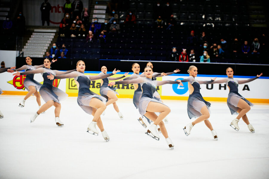 Helsingfors Skridskoklubbin Team Mystique luisteli puhtaan lyhytohjelman keräten siitä 69,74 pistettä. Joukkue on toisena.