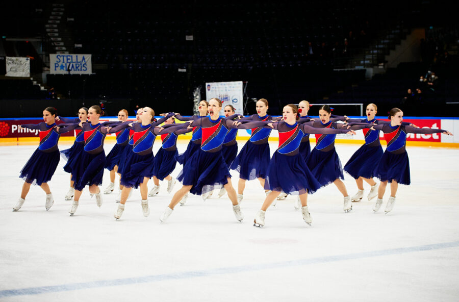 Helsingfors Skridskoklubbia edustava Team Dynamique sijoittui noviisien kovatasoisessa kilpailussa pronssille pistein 86,97. Joukkue hävisi hopean vain 0,01 pisteellä.