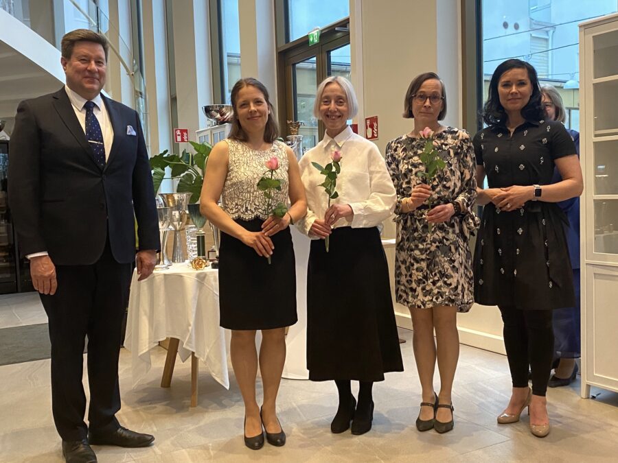 Suomen Taitoluisteluliiton kultainen ansiomerkki myönnettiin Seija Vaaltolle (toinen vasemmalta), Marianne Nymanille ja  Pernilla Böhlingille. Tunnustuksen jakoivat liiton puheenjohtaja Janne Korhonen ja valmennuspäällikkö Satu Niittynen.