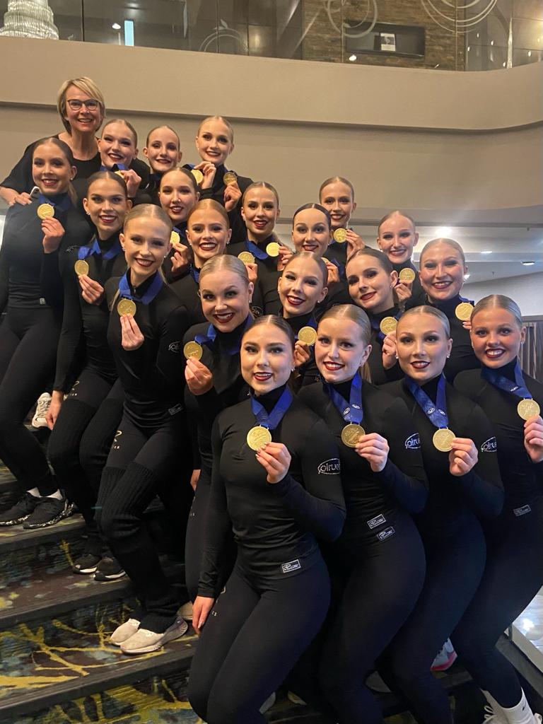 Helsinki Rockettes sai perjantai-iltana kaulaansa lyhytohjelmakilpailun kultaiset mitalit.